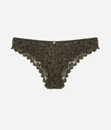 Bombacha modelo bikini confeccionada íntegramente en encaje floral color verde oliva, con detalle de pequeña medalla metálica en la parte frontal y forro de algodón.