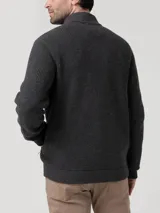 Sweater de punto con cierre frontal completo, cuello alto y diseño de textura diferenciada en mangas y cuerpo. Cuenta con bolsillos laterales y puños acanalados.