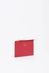 Monedero compacto de nylon negro con cierre de cremallera metálica dorada y tirador de tejido. Presenta el logo de la marca estampado en letras doradas en el frente.