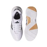 Championes Adidas Ligra 8 Indoor, color blanco con detalles en negro y suela color caramelo, diseñados para deportes de sala.