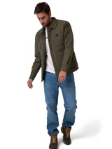 Chaqueta de hombre color verde oliva, con cierre frontal de cremallera, cuello camisero, bolsillos frontales tipo parche y parche de logo en el pecho. Presenta un diseño funcional con tecnología resistente al agua y al viento.