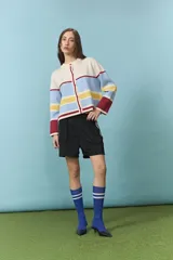 Cardigan de punto con diseño de rayas horizontales en colores celeste, amarillo, bordó y natural, escote redondo y cierre frontal de botones.