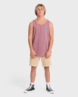 Musculosa de color salmón oscuro, con amplio estampado gráfico en la espalda que presenta un diseño abstracto de olas en tonos celestes y morados dentro de un marco cuadrado.