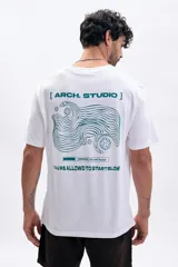 Remera blanca de manga corta con estampa gráfica en la espalda con el texto "[ARCH. STUDIO]", un diseño de líneas onduladas y el texto "[ERROR] file not found YOU'RE ALLOWD TO STARTSLOW".