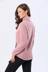 Campera de polar azul marino con cierre frontal completo, cuello alto y bolsillos laterales con cierre. Presenta detalles en cuero en los tiradores de los cierres.