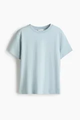 Remera de corte recto y suave tejido de punto de algodón, color celeste, con cuello redondo ribeteado y hombros ligeramente caídos.