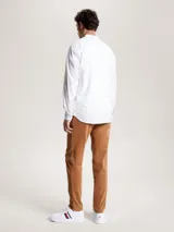 Camisa de corte regular confeccionada en puro algodón con tinte natural. Presenta cuello mao, cierre frontal con botones y el logo de la marca bordado en el pecho.