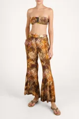 Pantalón fluido de tiro alto con estampado animal print tipo serpiente en tonos marrones y cobrizos, bolsillos laterales y perneras amplias.