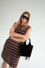 Vestido corto de playa tejido al crochet, color verde esmeralda con rayas horizontales caladas.