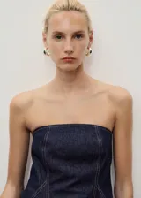 Top palabra de honor de corte peplum y diseño sin mangas, confeccionado en tejido de algodón estilo denim.