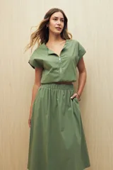 Falda midi color verde oliva, con cintura elastizada y bolsillos laterales.