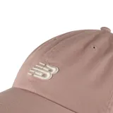 Gorra de béisbol color rosa pálido con logo de New Balance bordado en blanco en el frente. Cuenta con visera curva y correa ajustable en la parte trasera.