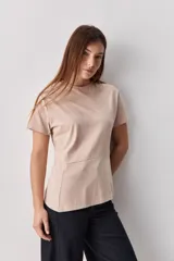 Remera Casentino de manga corta y cuello redondo, de corte amplio y asimétrico con diseño cruzado en el frente.