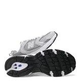 Championes urbanos New Balance modelo 530, color gris con detalles en blanco y negro, confeccionados en malla transpirable y capas superpuestas de material sintético. Cuentan con el logotipo "N" en los laterales y entresuela con tecnología ABZORB.