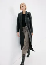 Pantalón de corte ancho, estilo relaxed, color gris topo, con cintura elástica ajustable mediante cordón.