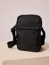 Bandolera negra de poliéster con logo de la marca Rusty en relieve en el frente. Cuenta con un bolsillo frontal con solapa y cierre de cremallera en el compartimento principal. La correa es ajustable.