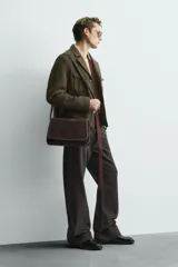 Zapato de vestir tipo derby de cuero negro brillante, con cordones y suela con ligero tacón.