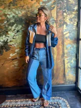 Pantalón jean de tiro alto con corte recto y diseño color block en tonos de azul.