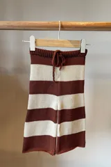 Pantalón corto tejido a rayas horizontales color marrón y beige, con cintura elástica y cordón ajustable.