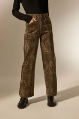 Pantalon de jean de corte recto y tiro alto, con estampado de piel de serpiente en tonos marrones.