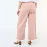 Pantalón tipo palazzo de tiro alto, confeccionado en twill de algodón color rosa. Presenta diseño de pierna ancha, cierre frontal con botón y bolsillos laterales.
