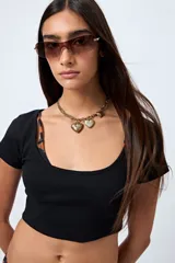 Top negro de manga corta con escote redondo y corte crop.