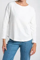 Sweater blanco de algodón peinado con elastano, de calce oversize y mangas largas.