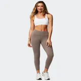 Calza Fabletics modelo Define PowerHold High-Waisted 7/8, de color azul marino, tiro alto y diseño compresivo. Confeccionada con el exclusivo tejido Powerhold con pretina de malla interna para mayor soporte.