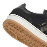 Championes adidas Campus 00S de color negro, confeccionados en gamuza con las icónicas tres tiras laterales decoradas con tachas doradas. Presentan suela de goma blanca con base color caramelo y detalles dorados en los ojales y el logo lateral.