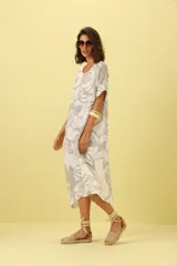 Vestido midi de corte amplio con estampado floral en tonos gris y blanco.