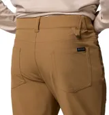 Pantalón Columbia modelo Roc Tech 5 Pant Omni-Shield, color marrón, de corte recto y tejido elástico con tecnología de repelencia al agua y a las manchas. Presenta trabillas para cinturón y bolsillos laterales.