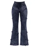 Pantalón de jean con lavado efecto violeta, de corte entallado y botamanga acampanada. Presenta recortes irregulares con costuras desflecadas a lo largo de las piernas y cintura de tiro alto.