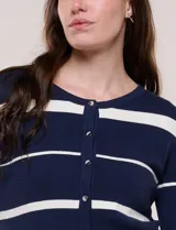 Cardigan de punto fino Elie Tahari con diseño a rayas horizontales en color negro y blanco, escote redondo, cierre frontal de botones y mangas largas.