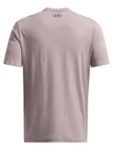 Remera de manga corta Under Armour, color gris claro, con cuello redondo acanalado y estampa frontal con el logo de la marca y el texto 'Under Armour 1996' en azul y negro.