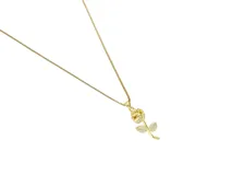 Cadena de acero con baño de oro y dije de bronce con forma de rosa, decorado con circonias incrustadas.