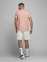 Short chino de jean regular fit color blanco off-white, con efecto lavado, bolsillos laterales y dobladillo revuelto en las piernas.