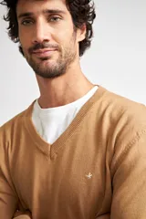 Sweater de tejido de punto con escote en V y manga larga. Presenta un diseño de calce regular con puños y ruedo acanalados, e incluye un pequeño logo bordado en el pecho.