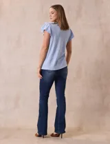 Blusa celeste en tejido pointelle con escote en V y mangas cortas con volados. Aplique de puntilla en el escote y en el frente.