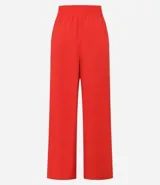 Pantalón deportivo de corte recto y holgado, color rojo con doble raya lateral blanca. Cuenta con cintura elástica y bolsillos laterales.