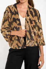 Kimono con estampado abstracto en tonos marrón, beige y negro. Tiene mangas 3/4 y bolsillos laterales.