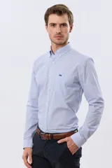 Camisa de manga larga con estampado de cuadros pequeños, cuello abotonado, cierre frontal con botones y un bolsillo en el pecho con detalle bordado.
