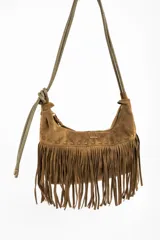 Cartera tipo bandolera de gamuza sintética color marrón, con diseño de flecos largos en la parte inferior y detalle de costuras decorativas. Cuenta con una correa larga ajustable con nudo y cierre superior.