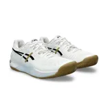 Championes de tenis Asics Gel Resolution 9 Clay, edición especial en colaboración con BOSS. Presentan un diseño en color blanco con detalles en negro y dorado, suela de goma color caramelo y tecnología de amortiguación Gel.