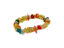 Pulsera elástica de cuentas con una mezcla multicolor de elementos de resina y piezas metálicas doradas.