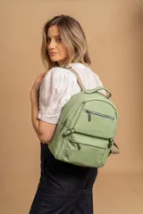 Mochila de cuero sintético color suela, con compartimento principal amplio, bolsillo frontal con cierre y correas ajustables.