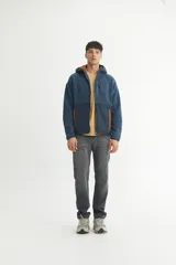 Campera con capucha en sherpa doble faz combinada con nylon de alta calidad. Detalle capitoneado con bolsillos en laterales. Bolsillo en pecho. Cierres engomados.