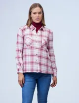 Camisa de Robert Louis en tejido soft a cuadros color borgoña, blanco y gris. Tiene cuello camisero, abertura central con botones, mangas largas regulables con presilla y botón, y bolsillos aplicados en el pecho.