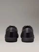 Zapatillas urbanas Calvin Klein de color negro, con detalles en cuero y gamuza. Presentan el logo de la marca en el lateral y suela de goma.