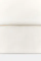 Bufanda de punto lisa en color negro, confeccionada en una mezcla de tejidos con un 5% de lana.