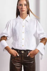 Camisa color beige de lino con mangas abuchonadas y detalle calado en ellas.